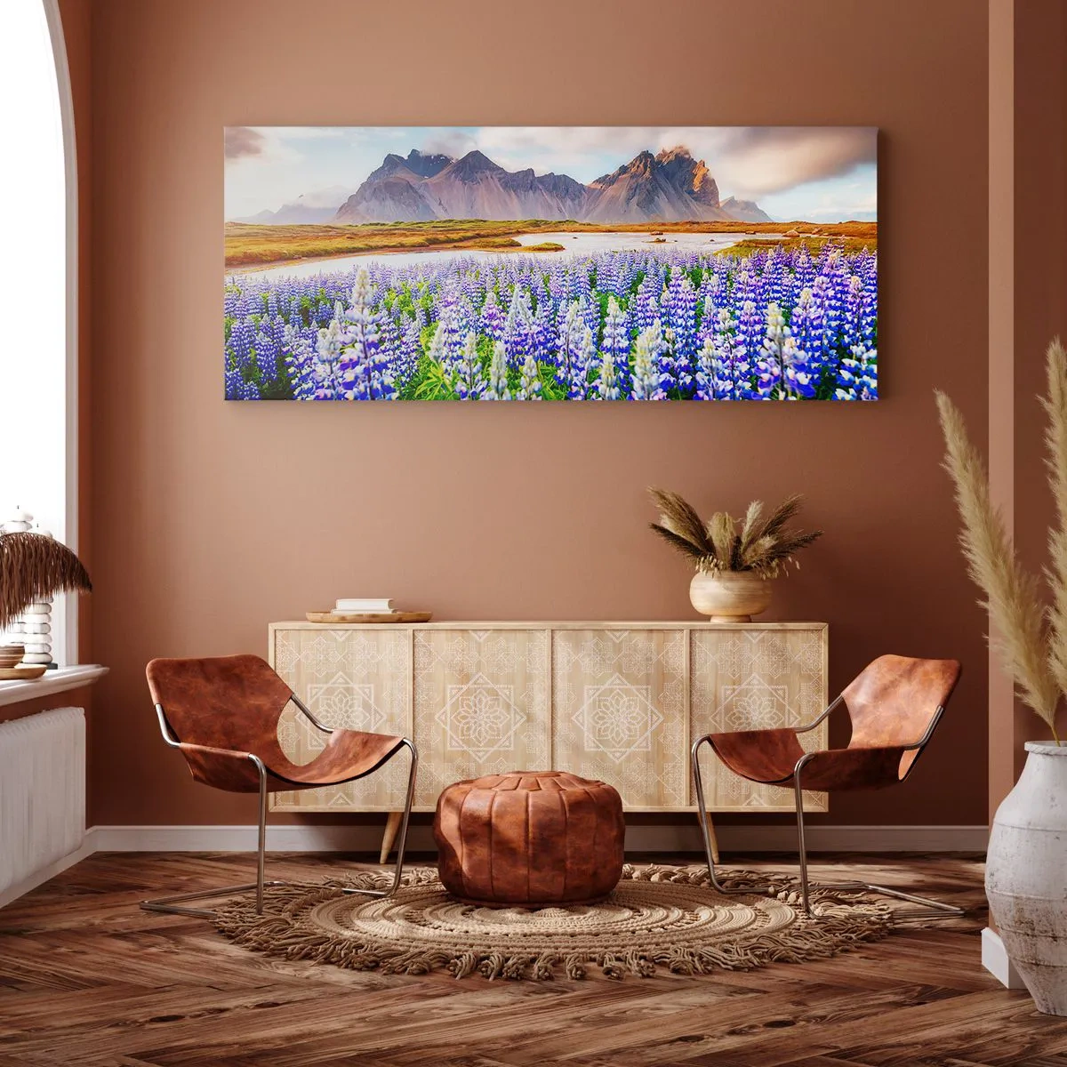 Bild auf Leinwand - Leinwandbild - Blumen in einer Berglandschaft mit malerischem Himmel - 160x50cm - Kraft und Strenge neben Sanftmut - Moderne Wanddekoration für Wohnzimmer und Schlafzimmer ARTTOR
