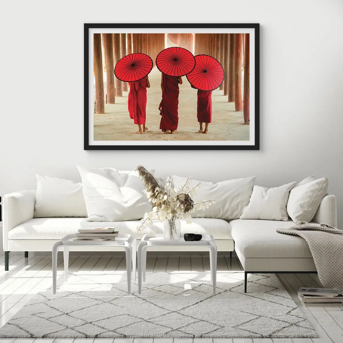 Poster in einem schwarzem Rahmen - Drei Mönche mit roten Regenschirmen in traditioneller Architektur - 70x50cm - Auf dem Weg ins Reine Land - Moderne Wanddekoration für Wohnzimmer und Schlafzimmer ARTTOR