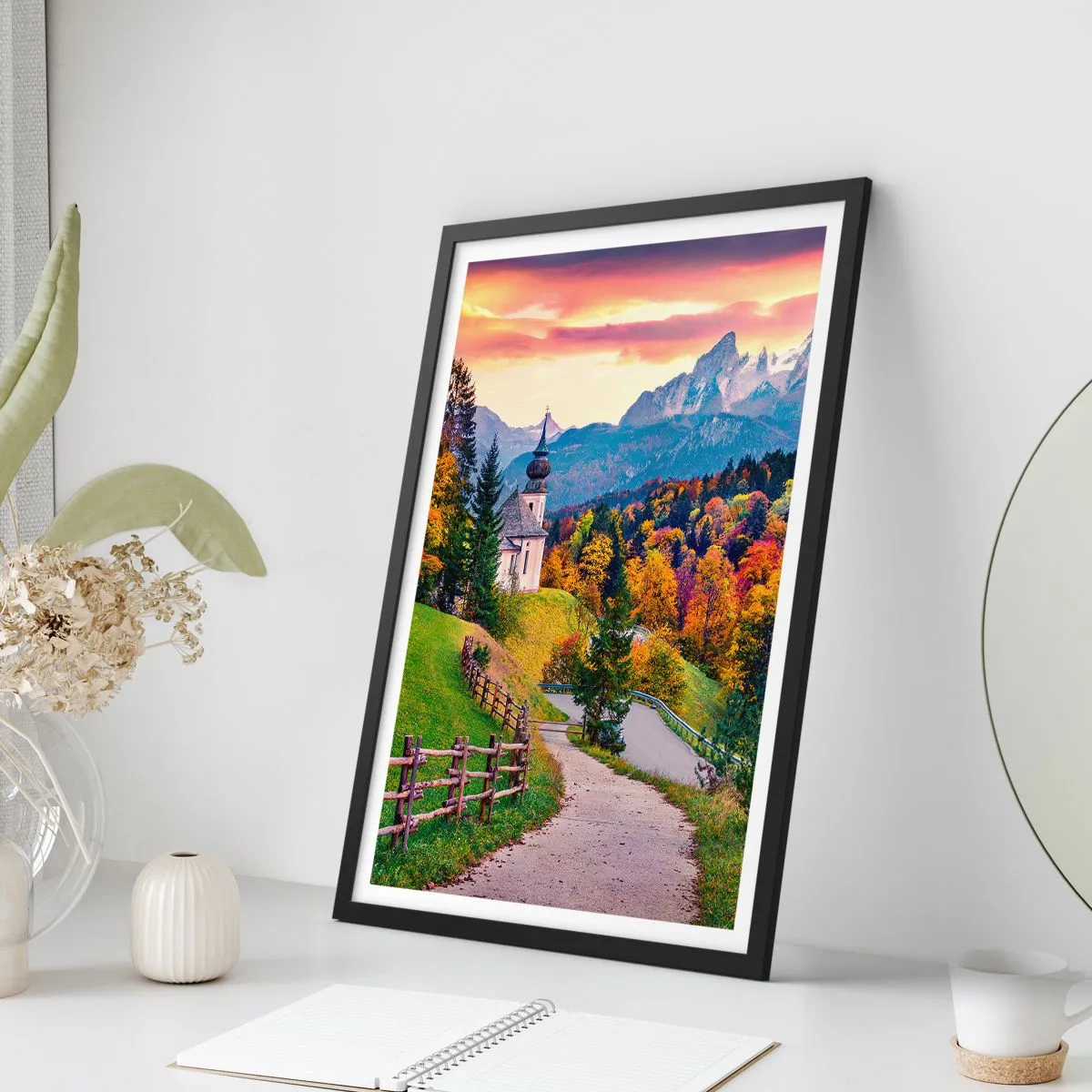 Poster in einem schwarzem Rahmen - Bergkapelle zwischen herbstlichen Bäumen bei Sonnenuntergang - 50x70cm - Landschaftsartige Malerei - Moderne Wanddekoration für Wohnzimmer und Schlafzimmer ARTTOR