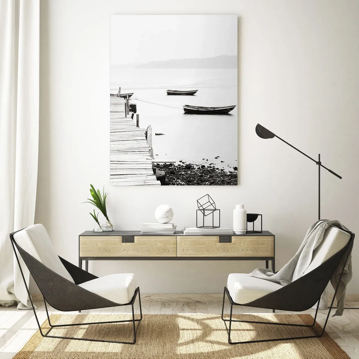 Glasbild - Bild auf glas - Schwarz-Weiß-Ansicht eines Holzstegs über einem See - 50x70cm - Ruhig und sauber über dem Wasser - Moderne Wanddekoration für Wohnzimmer und Schlafzimmer ARTTOR
