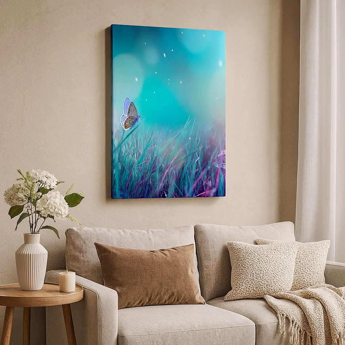 Bild auf Leinwand - Leinwandbild - Ein Schmetterling auf dem Gras im Licht verschwommener Reflexionen - 50x70cm - Das geheime Leben der Wiese - Moderne Wanddekoration für Wohnzimmer und Schlafzimmer ARTTOR
