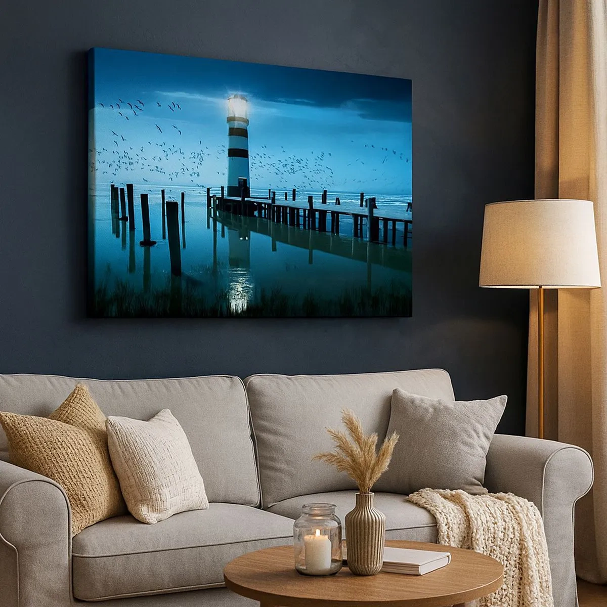 Bild auf Leinwand - Leinwandbild - Der Leuchtturm am Pier beleuchtet in der Nacht - 70x50cm - Und du hast keine Angst vor der Dunkelheit - Moderne Wanddekoration für Wohnzimmer und Schlafzimmer ARTTOR