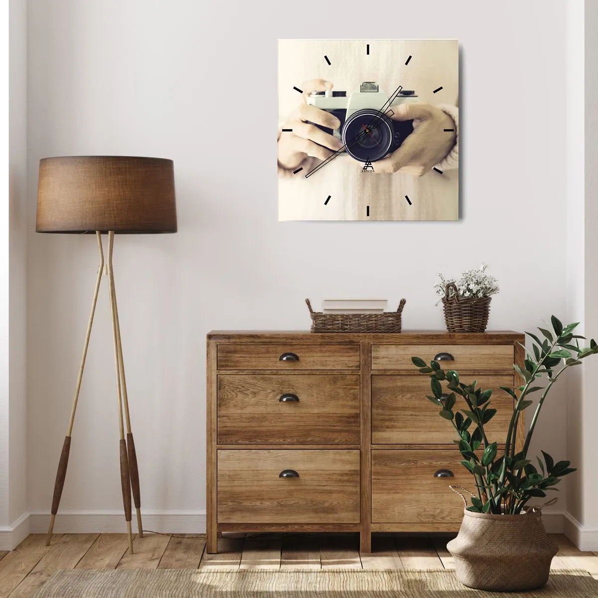 Wanduhr - Glasuhr - Retro-Kamera in den Händen vor hellem Hintergrund gehalten - 30x30cm - Um mehr zu sehen ... - Moderne Wanddekoration für Wohnzimmer und Schlafzimmer ARTTOR