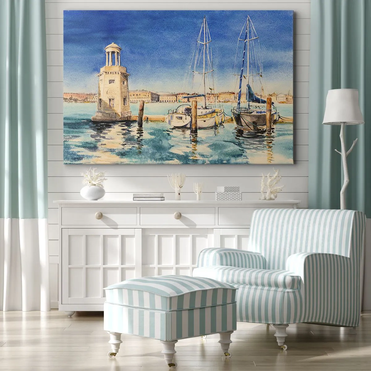 Bild auf Leinwand - Leinwandbild - Yachthafen mit Booten vor der Kulisse einer blauen Lagune - 100x70cm - Sonnige Lagune - Moderne Wanddekoration für Wohnzimmer und Schlafzimmer ARTTOR