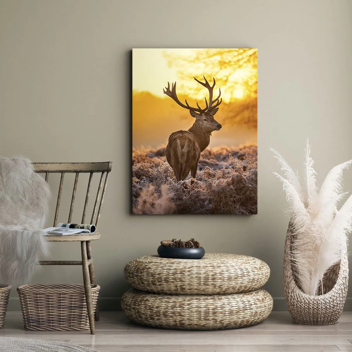 Bild auf Leinwand - Leinwandbild - Ein Hirsch vor dem Hintergrund eines herbstlichen Waldes, der von der goldenen Sonne beleuchtet wird - 50x70cm - König des Herbstwaldes - Moderne Wanddekoration für Wohnzimmer und Schlafzimmer ARTTOR