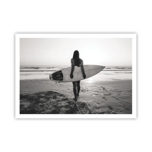 Poster - Frau mit Surfbrett am Strand in Schwarz und Weiß - 100x70cm - Die Tochter der Meereswelle - Moderne Wanddekoration für Wohnzimmer und Schlafzimmer ARTTOR