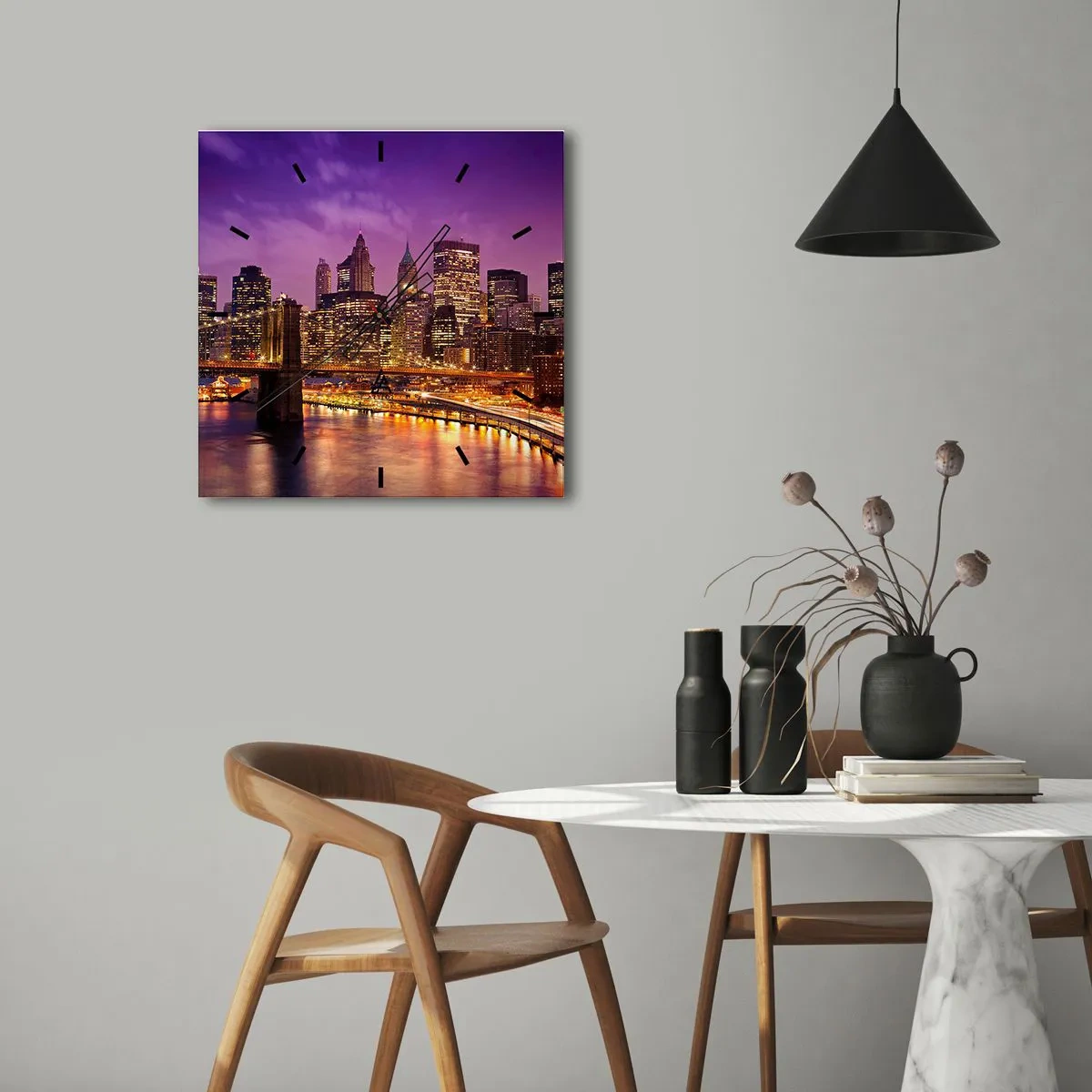 Wanduhr - Glasuhr - Panorama der Stadt mit der Brücke im Abendlicht vor dem violetten Himmel - 30x30cm - Violett-goldenes Manhathann - Moderne Wanddekoration für Wohnzimmer und Schlafzimmer ARTTOR