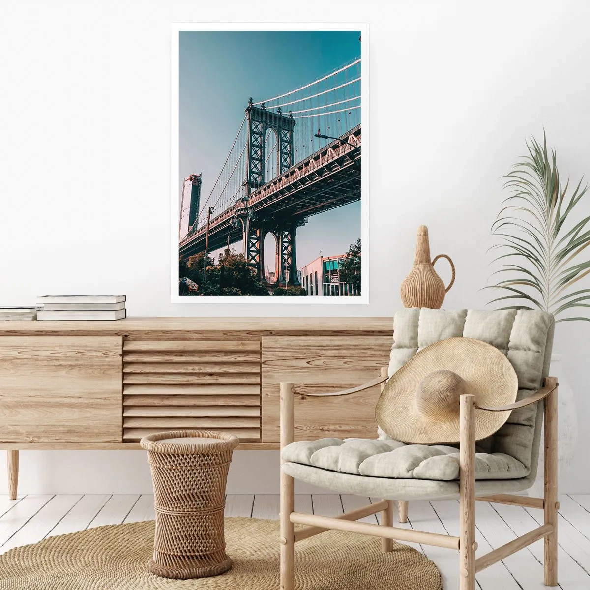 Poster - Eine Hängebrücke in einer modernen Stadt vor blauem Himmel - 50x70cm - Über den Wellen der Stadt - Moderne Wanddekoration für Wohnzimmer und Schlafzimmer ARTTOR