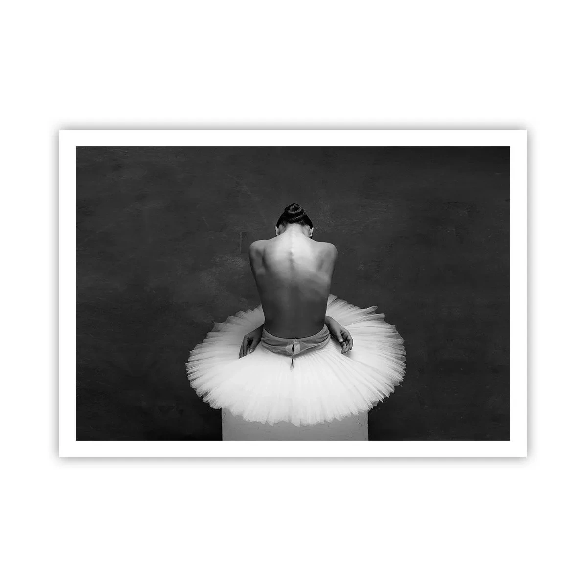 Poster - Eine Balletttänzerin in klassischer Pose vor dunklem Hintergrund. - 100x70cm - Es blüht gerade - Moderne Wanddekoration für Wohnzimmer und Schlafzimmer ARTTOR