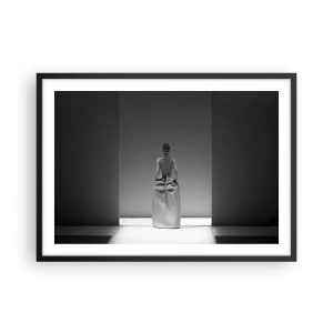 Poster in einem schwarzem Rahmen - Ein Schwarzweißgemälde mit einer minimalistischen Szene einer Frau in einem geometrischen Raum. - 70x50cm - Raffinierte Einfachheit - Moderne Wanddekoration für Wohnzimmer und Schlafzimmer ARTTOR