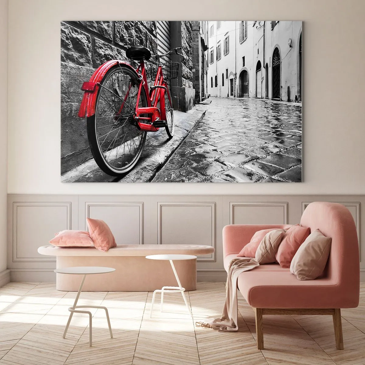 Glasbild - Bild auf glas - Ein rotes Fahrrad auf einer Kopfsteinpflasterstraße mit monochromem Hintergrund. - 70x50cm - Wahre Schönheit wird nicht alt - Moderne Wanddekoration für Wohnzimmer und Schlafzimmer ARTTOR