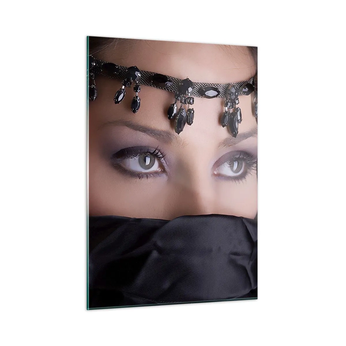 Glasbild - Bild auf glas - Ein Frauengesicht mit einer verzierten Tiara und einem intensiven Blick - 50x70cm - Orientalisches verführerisches Geheimnis - Moderne Wanddekoration für Wohnzimmer und Schlafzimmer ARTTOR