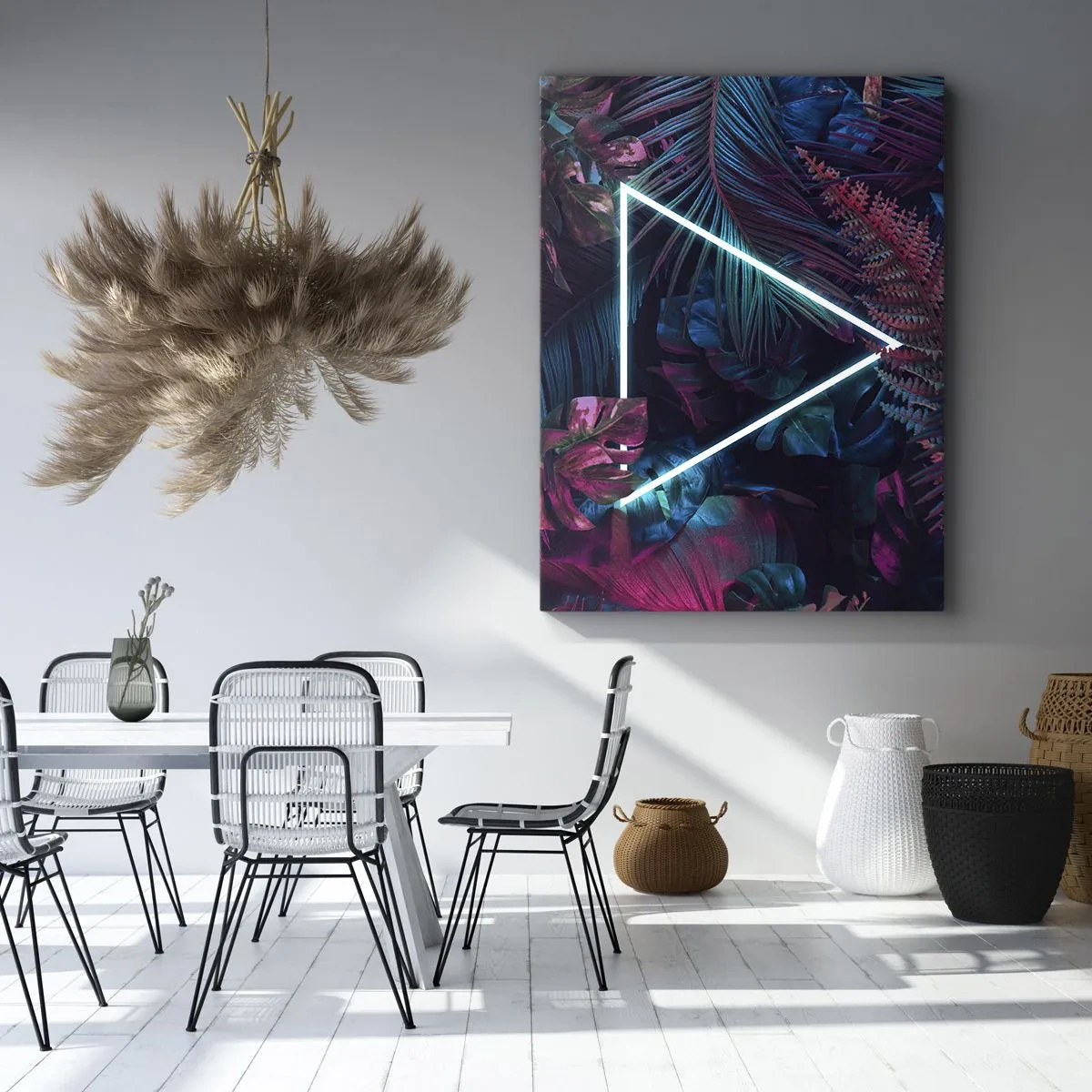 Bild auf Leinwand - Leinwandbild - Ein Neondreieck, umgeben von tropischen Blättern in dunklen Farben. - 70x100cm - Garten im Disco-Stil - Moderne Wanddekoration für Wohnzimmer und Schlafzimmer ARTTOR