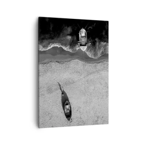 Bild auf Leinwand - Leinwandbild - Schwarz-Weiß-Luftaufnahme von Booten am Strand - 50x70cm - Immer noch am Ufer… - Moderne Wanddekoration für Wohnzimmer und Schlafzimmer ARTTOR