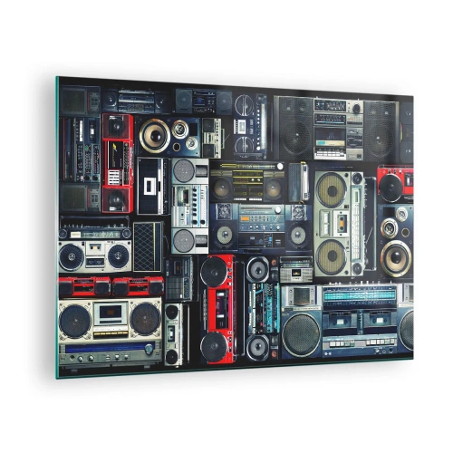 Glasbild - Bild auf glas - Eine Collage aus Retro-Radios und Tonbandgeräten auf dunklem Hintergrund. - 70x50cm - Sehnsucht nach den 1980er Jahren - Moderne Wanddekoration für Wohnzimmer und Schlafzimmer ARTTOR