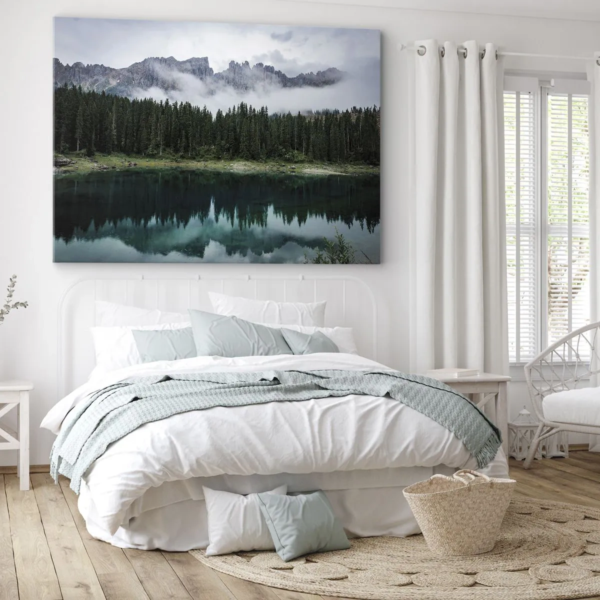 Bild auf Leinwand - Leinwandbild - Eine Berglandschaft mit einem Wald und einem See, in dem sich der Himmel spiegelt - 120x80cm - Leise, leise, lass uns das Trinkwasser nicht wecken ... - Moderne Wanddekoration für Wohnzimmer und Schlafzimmer ARTTOR