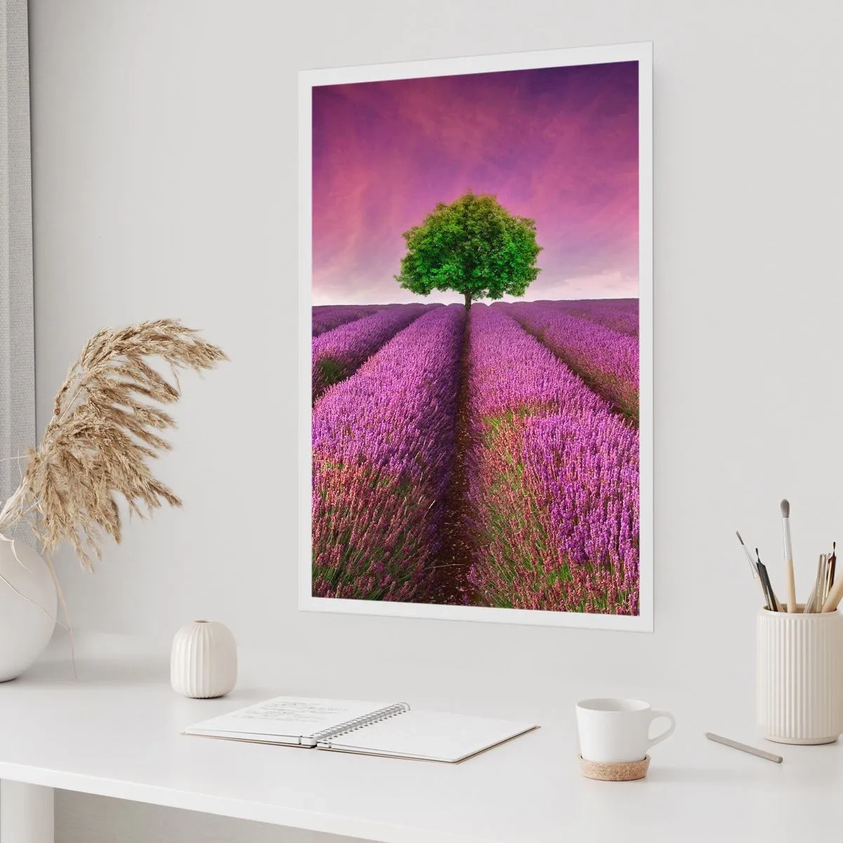 Poster - Ein Lavendelfeld mit einem einsamen Baum vor einem violetten Himmel - 50x70cm - Auf Lavendelfeldern - Moderne Wanddekoration für Wohnzimmer und Schlafzimmer ARTTOR