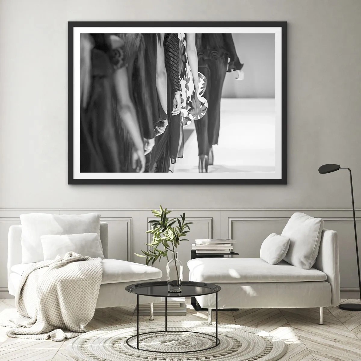 Poster in einem schwarzem Rahmen - Eine schwarz-weiße Laufstegszene, die die Details der Kleider und Figuren der Models zeigt. - 70x50cm - Eine stilvolle Parade - Moderne Wanddekoration für Wohnzimmer und Schlafzimmer ARTTOR