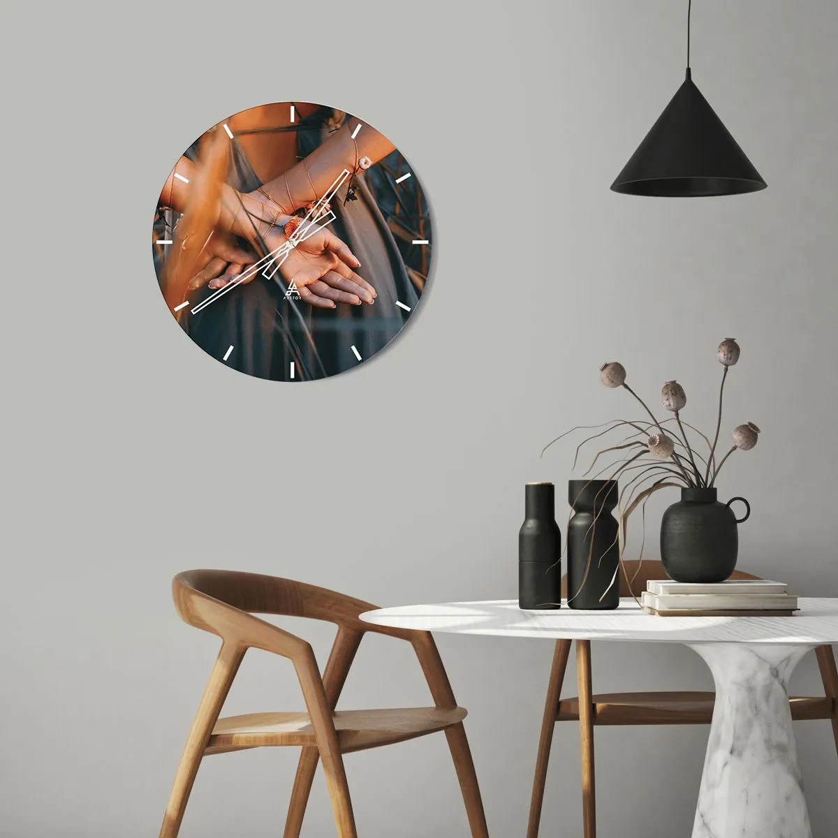 Wanduhr - Glasuhr - Nahaufnahme von gefalteten Händen, die mit Pflanzen verschlungen sind - 30x30cm - Verbunden mit der Natur - Moderne Wanddekoration für Wohnzimmer, Küche und Schlafzimmer ARTTOR