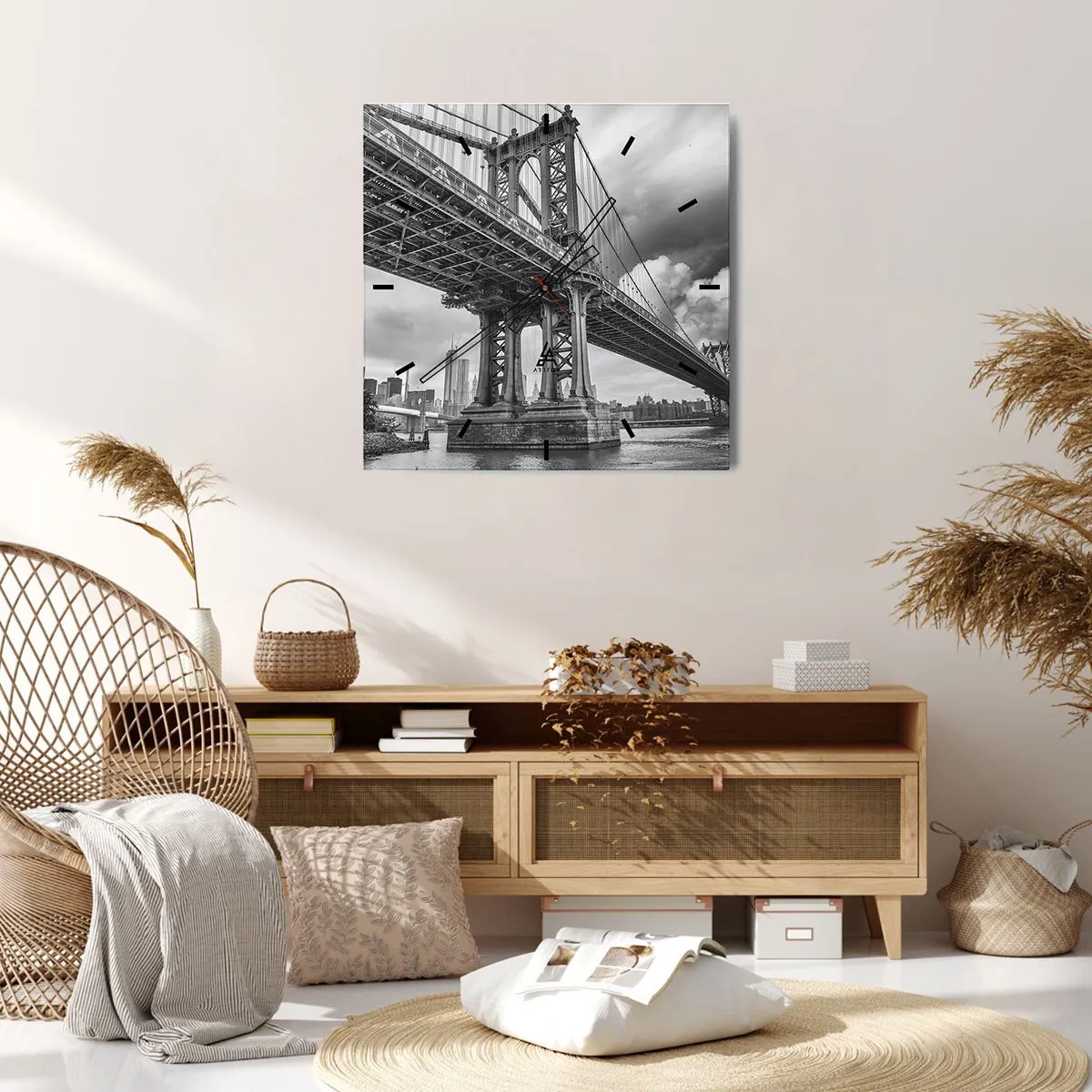 Wanduhr - Glasuhr - Eine Brücke in Schwarz-Weiß mit Blick auf die Stadt - 30x30cm - Ins Herz der Stadt - Moderne Wanddekoration für Wohnzimmer und Schlafzimmer ARTTOR