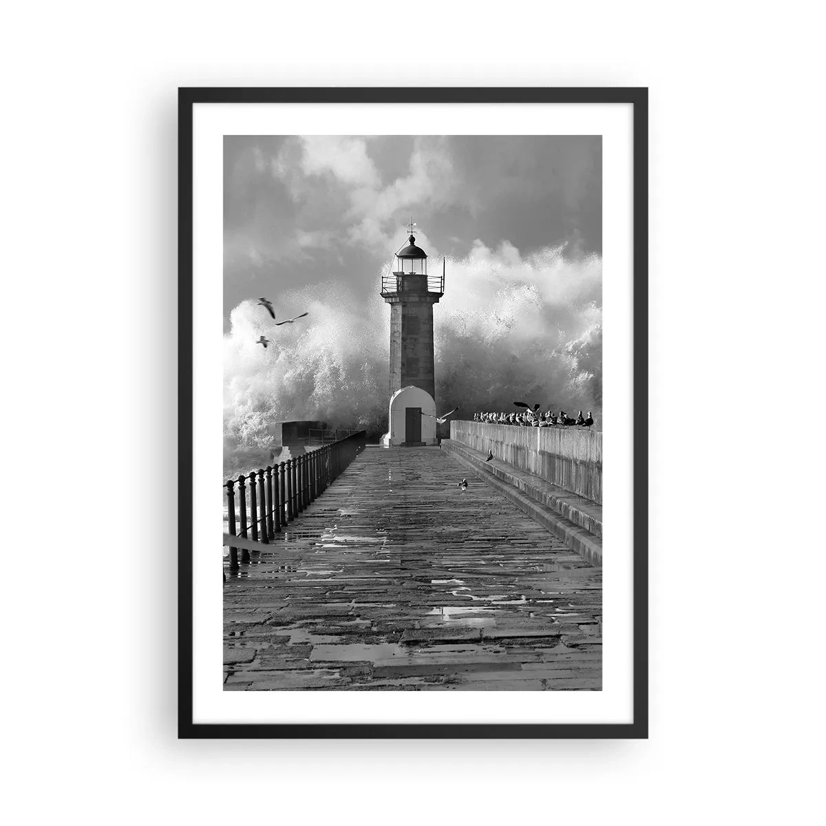 Poster in einem schwarzem Rahmen - Ein schwarz-weißer Leuchtturm, umgeben von Wellen - 50x70cm - Furchtlos - Moderne Wanddekoration für Wohnzimmer und Schlafzimmer ARTTOR