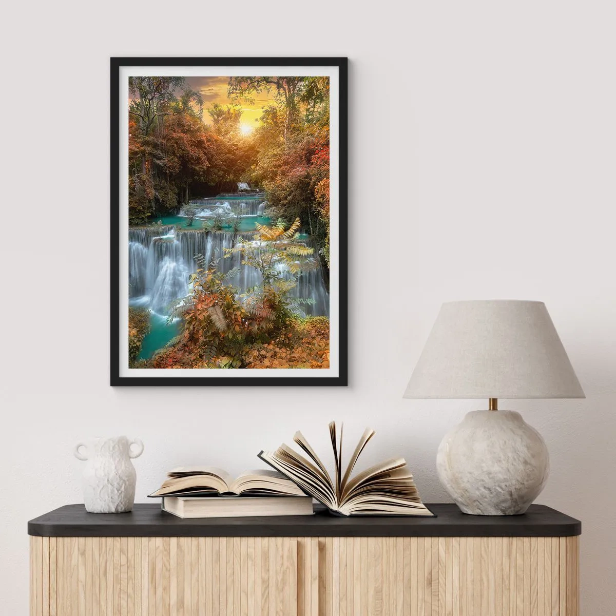 Poster in einem schwarzem Rahmen - Ein Wasserfall, umgeben von Herbstbäumen bei Sonnenuntergang - 50x70cm - Versteckter Schatz des Waldes - Moderne Wanddekoration für Wohnzimmer und Schlafzimmer ARTTOR