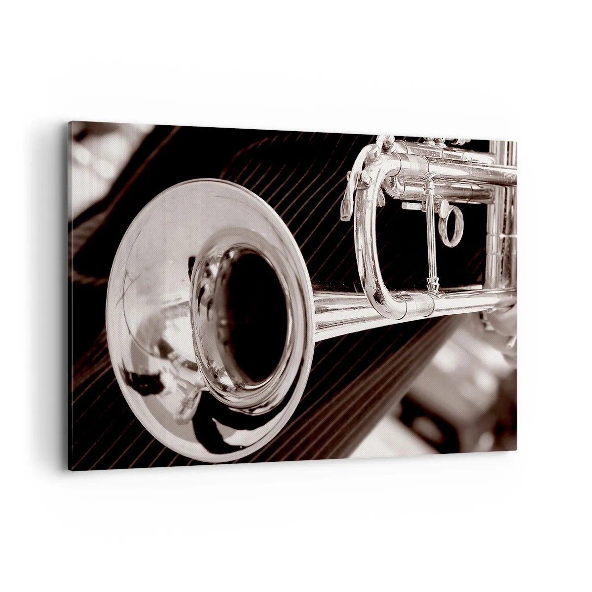 Bild auf Leinwand - Leinwandbild - Eine Nahaufnahme einer silbernen Trompete vor einem eleganten Stoffhintergrund. - 100x70cm - Eine musikalische Reise in die 1930er Jahre - Moderne Wanddekoration für Wohnzimmer und Schlafzimmer ARTTOR