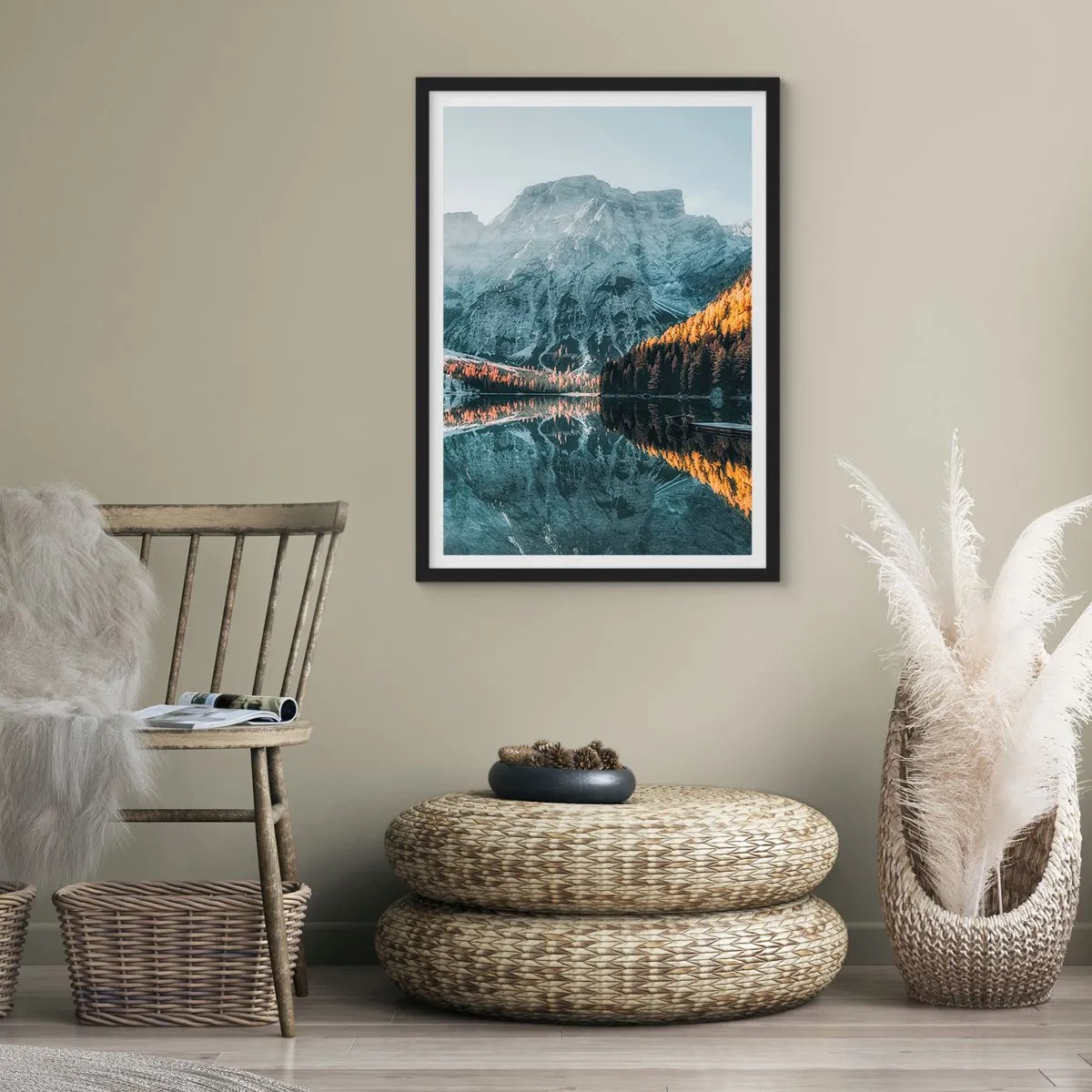 Poster in einem schwarzem Rahmen - Berglandschaft spiegelt sich im See bei Sonnenuntergang - 50x70cm - Spiegellandschaft - Moderne Wanddekoration für Wohnzimmer und Schlafzimmer ARTTOR