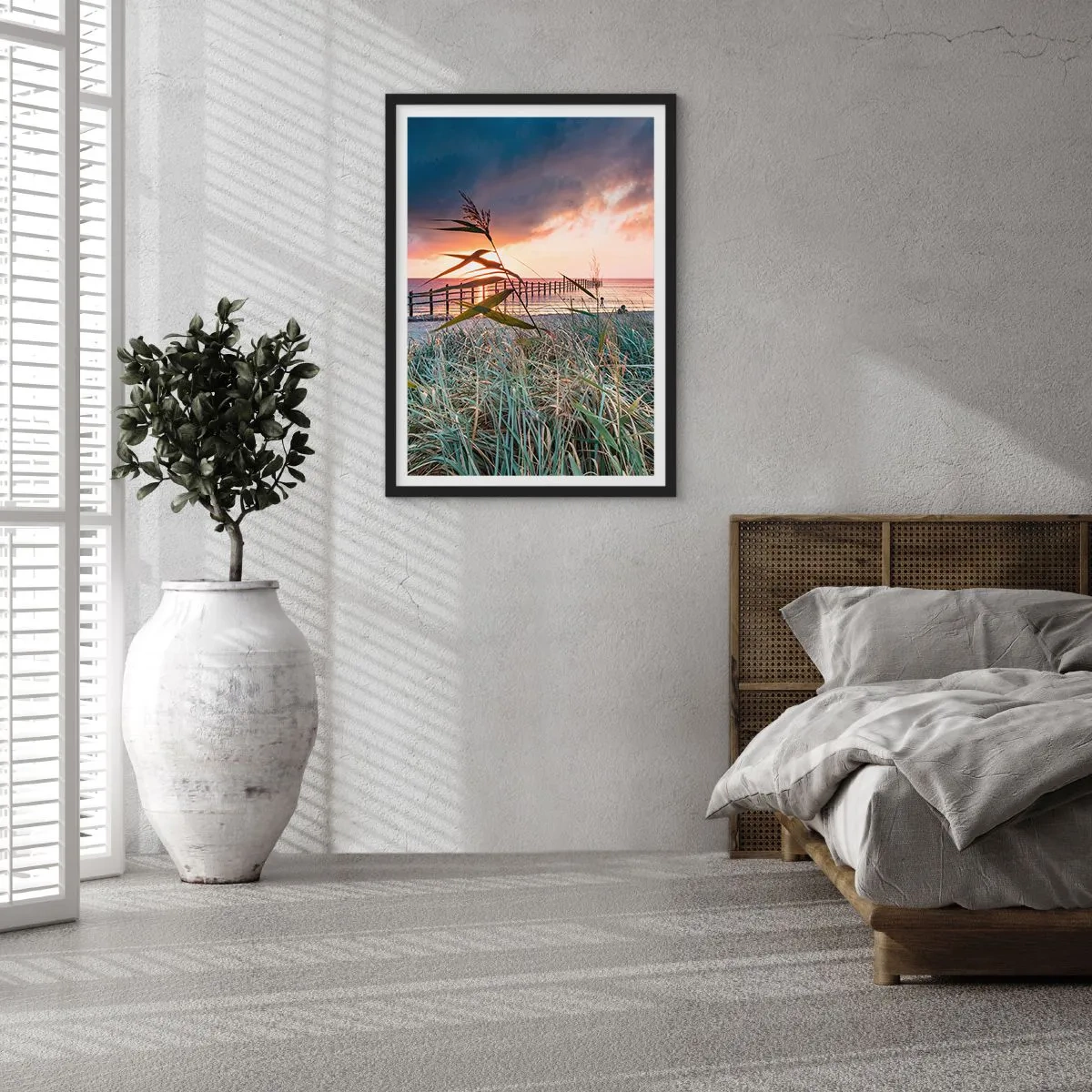 Poster in einem schwarzem Rahmen - Ein Pier am Meer, umgeben von Gras bei Sonnenuntergang - 50x70cm - Es vergeht nicht mit dem Wind - Moderne Wanddekoration für Wohnzimmer und Schlafzimmer ARTTOR