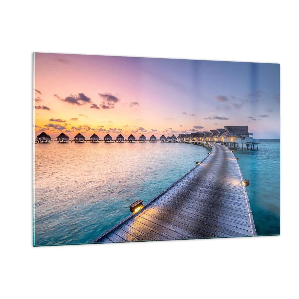 Glasbild - Bild auf glas - Holzsteg, der bei Sonnenuntergang zu luxuriösen Cottages am Wasser führt - 120x80cm - Urlaub - zurück zu den Quellen - Moderne Wanddekoration für Wohnzimmer und Schlafzimmer ARTTOR