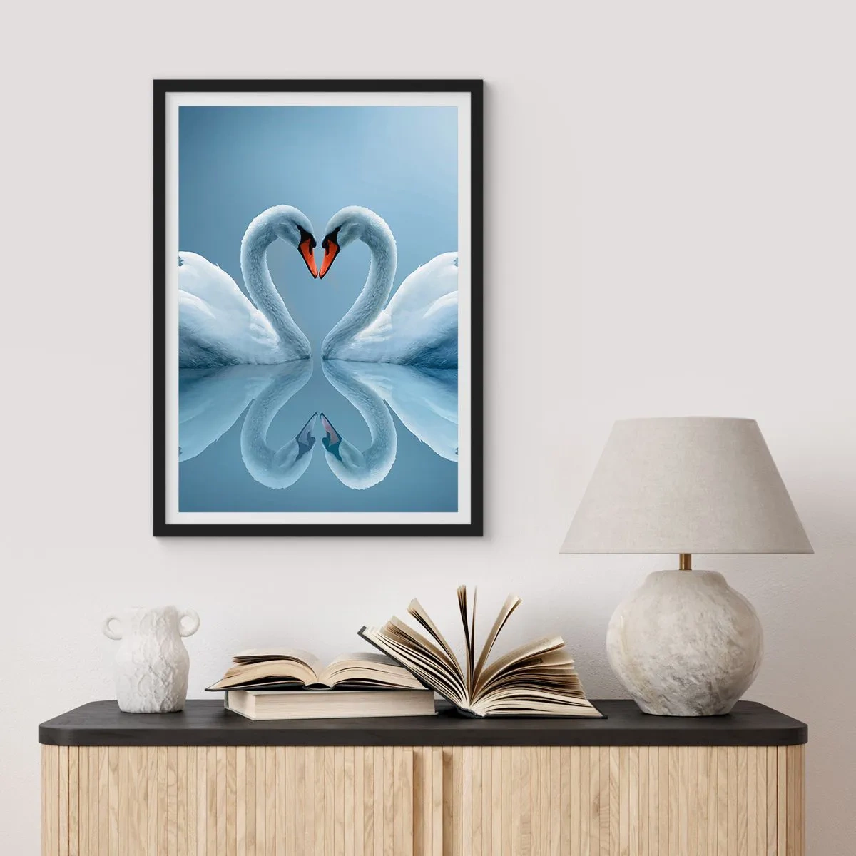 Poster in einem schwarzem Rahmen - Herzförmige Schwäne vor dem Himmel - 50x70cm - Zeit für die Liebe - Moderne Wanddekoration für Wohnzimmer und Schlafzimmer ARTTOR