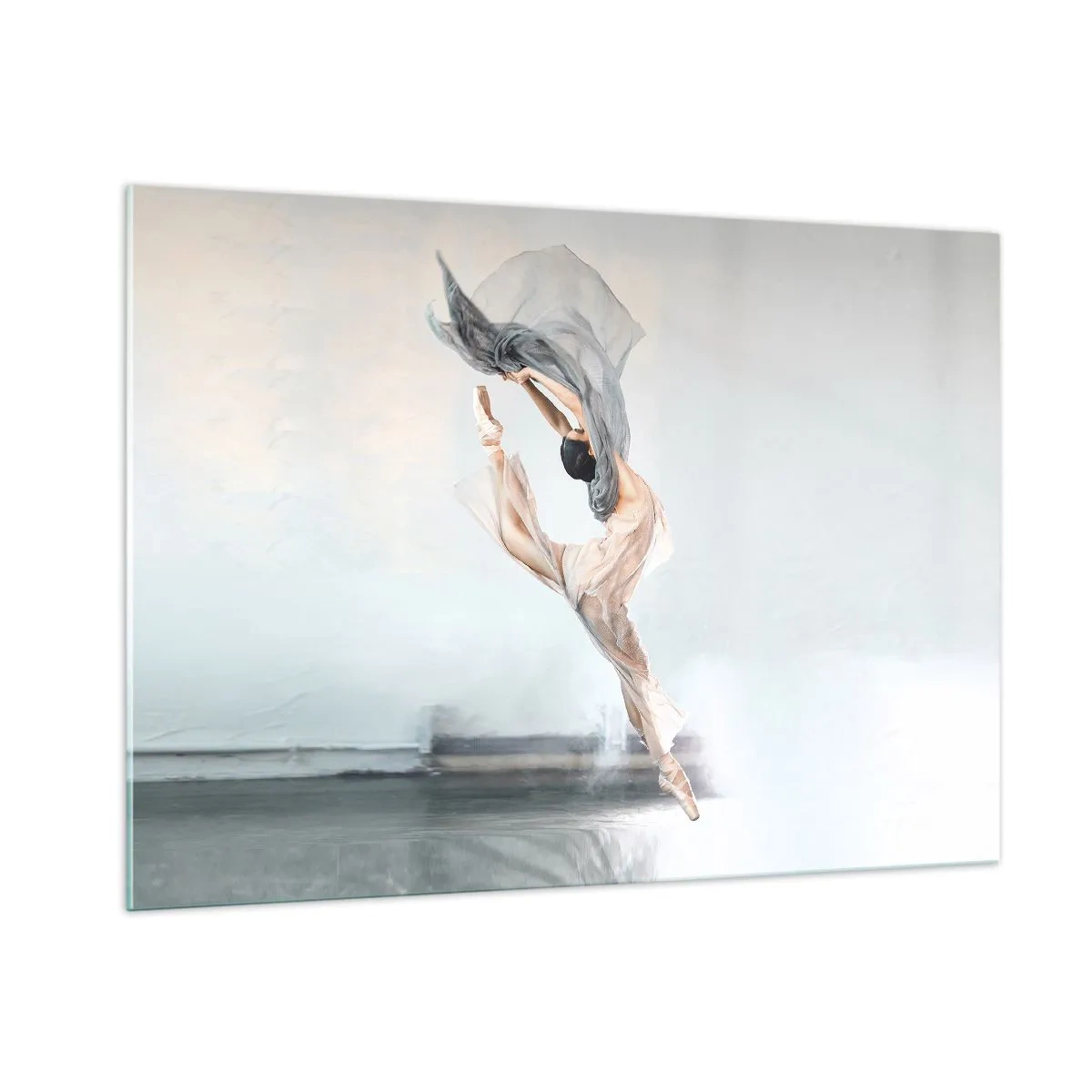 Glasbild - Bild auf glas - Eine Ballerina vollführt einen dynamischen Sprung im sanften Licht. - 100x70cm - Im Tanzrausch - Moderne Wanddekoration für Wohnzimmer und Schlafzimmer ARTTOR