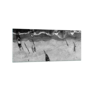 Glasbild - Bild auf glas - Schwarz-Weiß-Luftaufnahme von Booten am Strand - 120x50cm - Immer noch am Ufer… - Moderne Wanddekoration für Wohnzimmer und Schlafzimmer ARTTOR