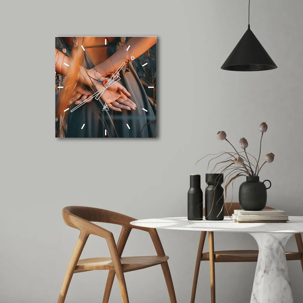 Wanduhr - Glasuhr - Sinnliche Hände mit Blumen in einer natürlichen Umgebung - 30x30cm - Verbunden mit der Natur - Moderne Wanddekoration für Wohnzimmer und Schlafzimmer ARTTOR