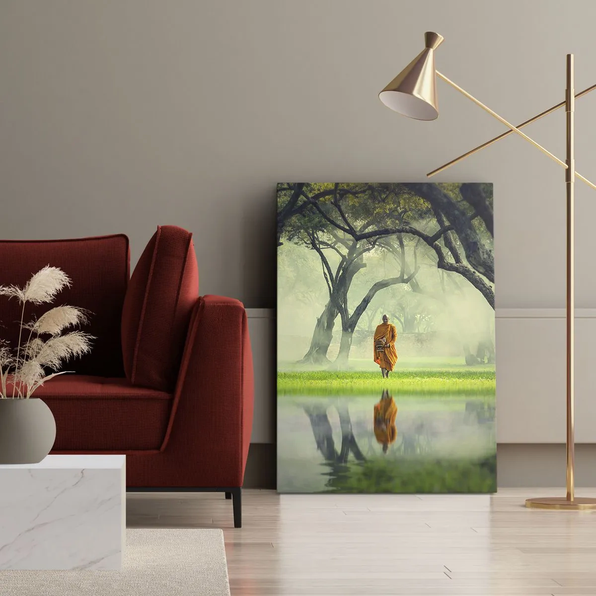 Bild auf Leinwand - Leinwandbild - Ein Mönch in einer orangefarbenen Robe in einem Wald mit nebligem Hintergrund und Spiegelung im Wasser. - 70x100cm - Auf dem Weg zur Erleuchtung - Moderne Wanddekoration für Wohnzimmer und Schlafzimmer ARTTOR