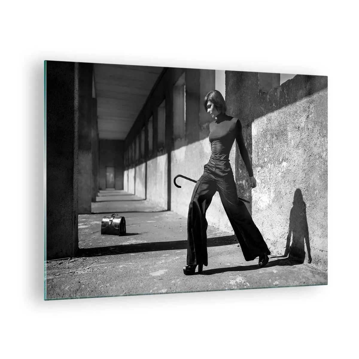 Glasbild - Bild auf glas - Schwarz-Weiß-Fotografie einer Frau in elegantem Outfit in urbaner Umgebung. - 70x50cm - Urbane Eleganz - Moderne Wanddekoration für Wohnzimmer und Schlafzimmer ARTTOR