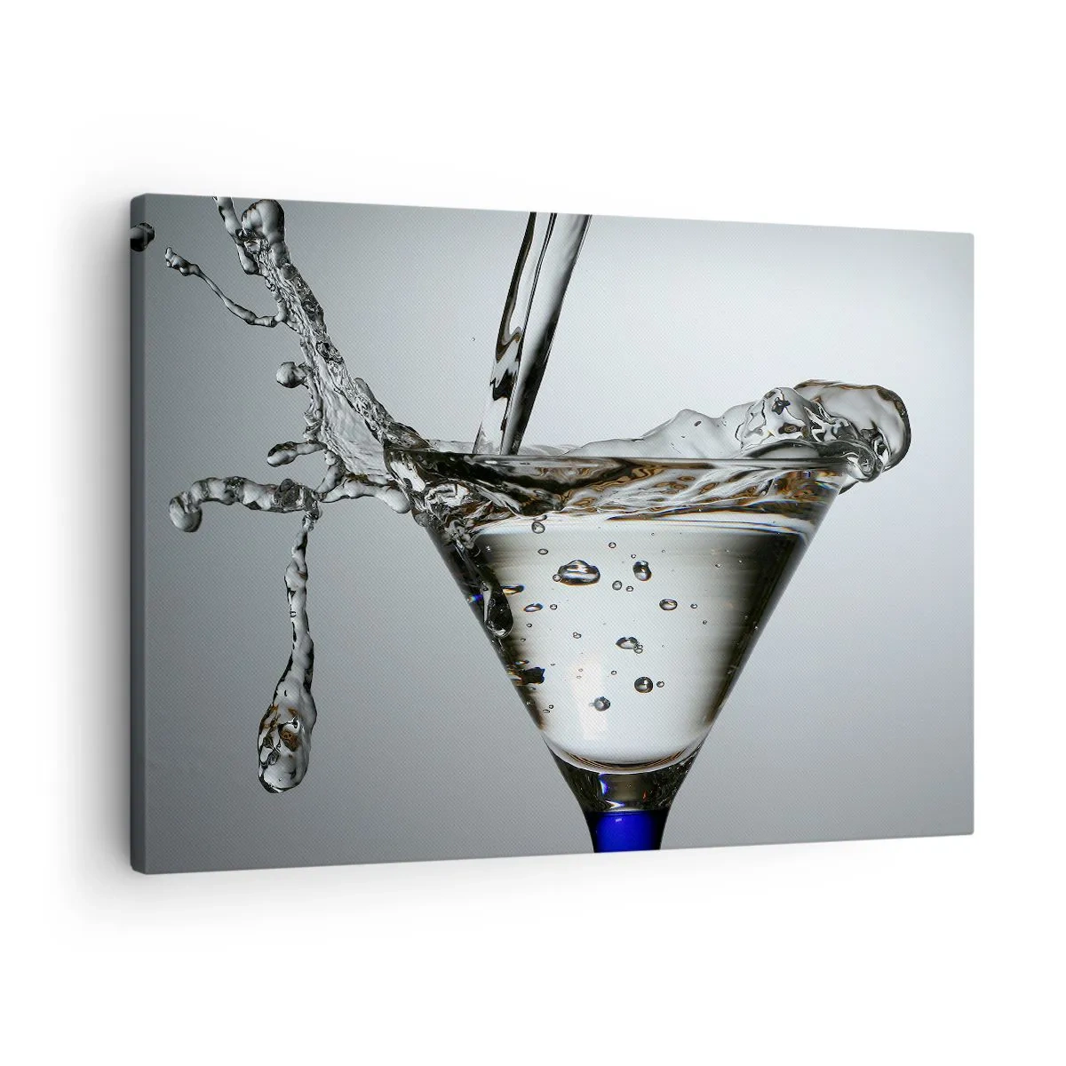 Bild auf Leinwand - Leinwandbild - Martini-Glas mit dynamischem Wasserspritzer auf hellem Hintergrund. - 70x50cm - Am Rand der Tasse - Moderne Wanddekoration für Wohnzimmer und Schlafzimmer ARTTOR