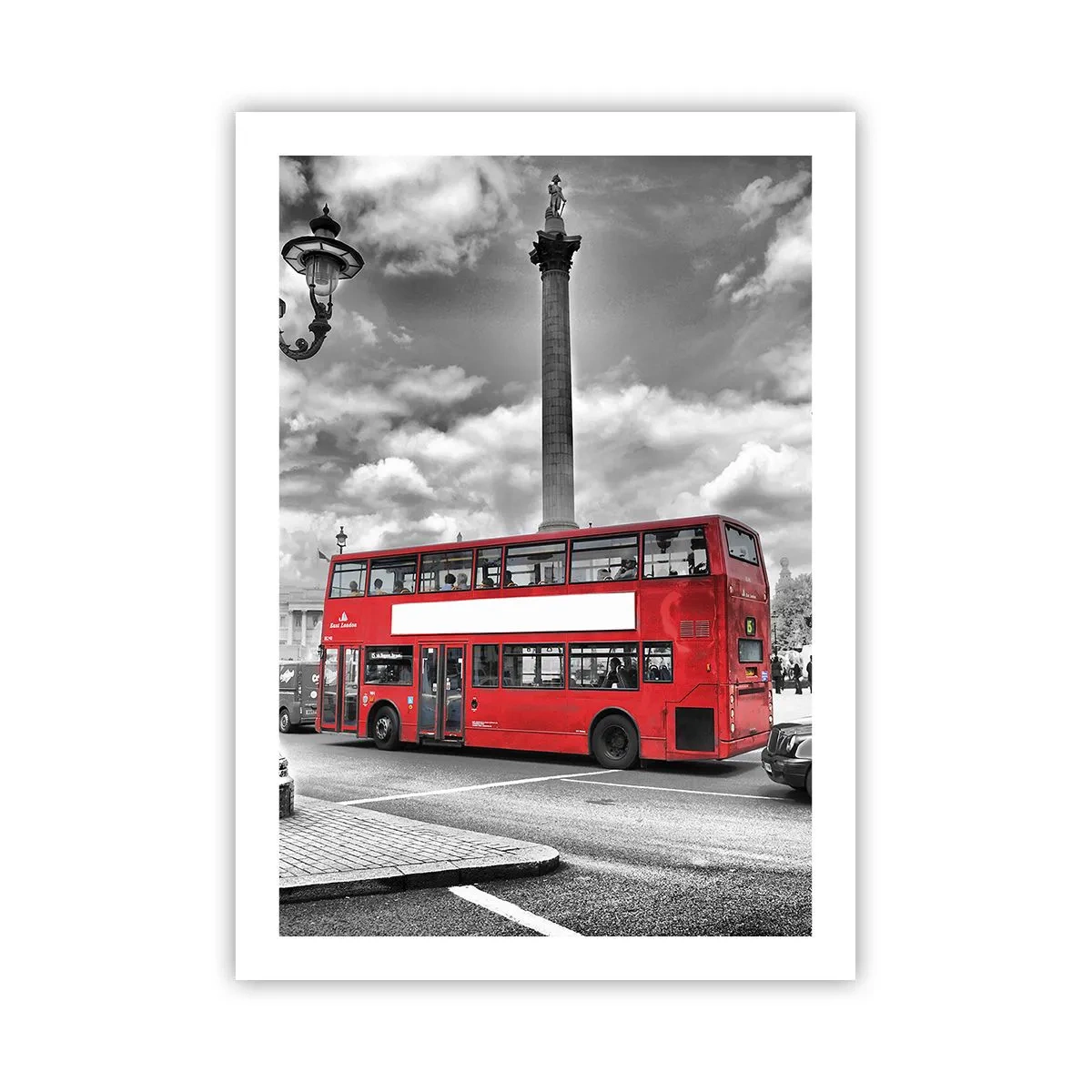 Poster - Ein roter Bus vor einer schwarz-weißen Stadtkulisse - 50x70cm - Der wahre Blutkreislauf der Stadt - Moderne Wanddekoration für Wohnzimmer und Schlafzimmer ARTTOR