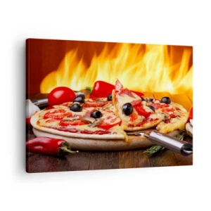 Bild auf Leinwand - Leinwandbild - Pizza mit Oliven, Tomaten und Paprika vor Flammenhintergrund - 70x50cm - Aus Italien mit Liebe - Moderne Wanddekoration für Wohnzimmer und Schlafzimmer ARTTOR