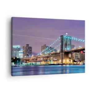 Bild auf Leinwand - Leinwandbild - Brooklyn Bridge bei Nacht mit der beleuchteten Stadt im Hintergrund - 70x50cm - Seit vielen Jahren die Brooklyn Bridge - Moderne Wanddekoration für Wohnzimmer und Schlafzimmer ARTTOR