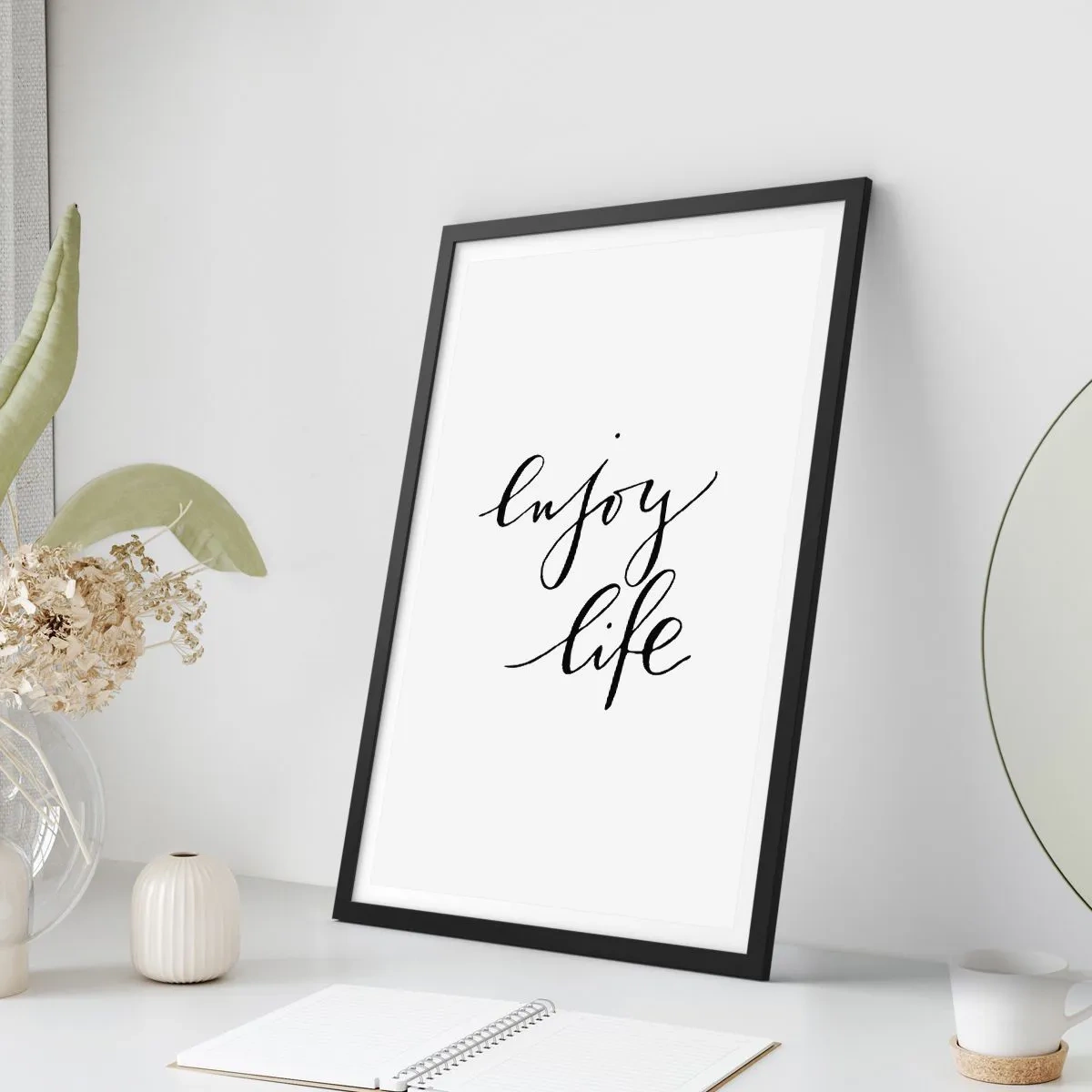 Poster in einem schwarzem Rahmen - Minimalistische Aufschrift „Enjoy life“ in Schwarz und Weiß - 50x70cm - Nichts hinzufügen… - Moderne Wanddekoration für Wohnzimmer und Schlafzimmer ARTTOR