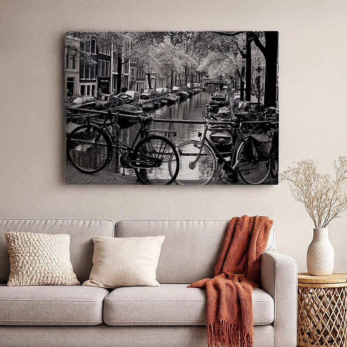 Bild auf Leinwand - Leinwandbild - Kanal mit Fahrrädern in Schwarzweißfotografie - 70x50cm - Ein sehr holländischer Anblick - Moderne Wanddekoration für Wohnzimmer und Schlafzimmer ARTTOR