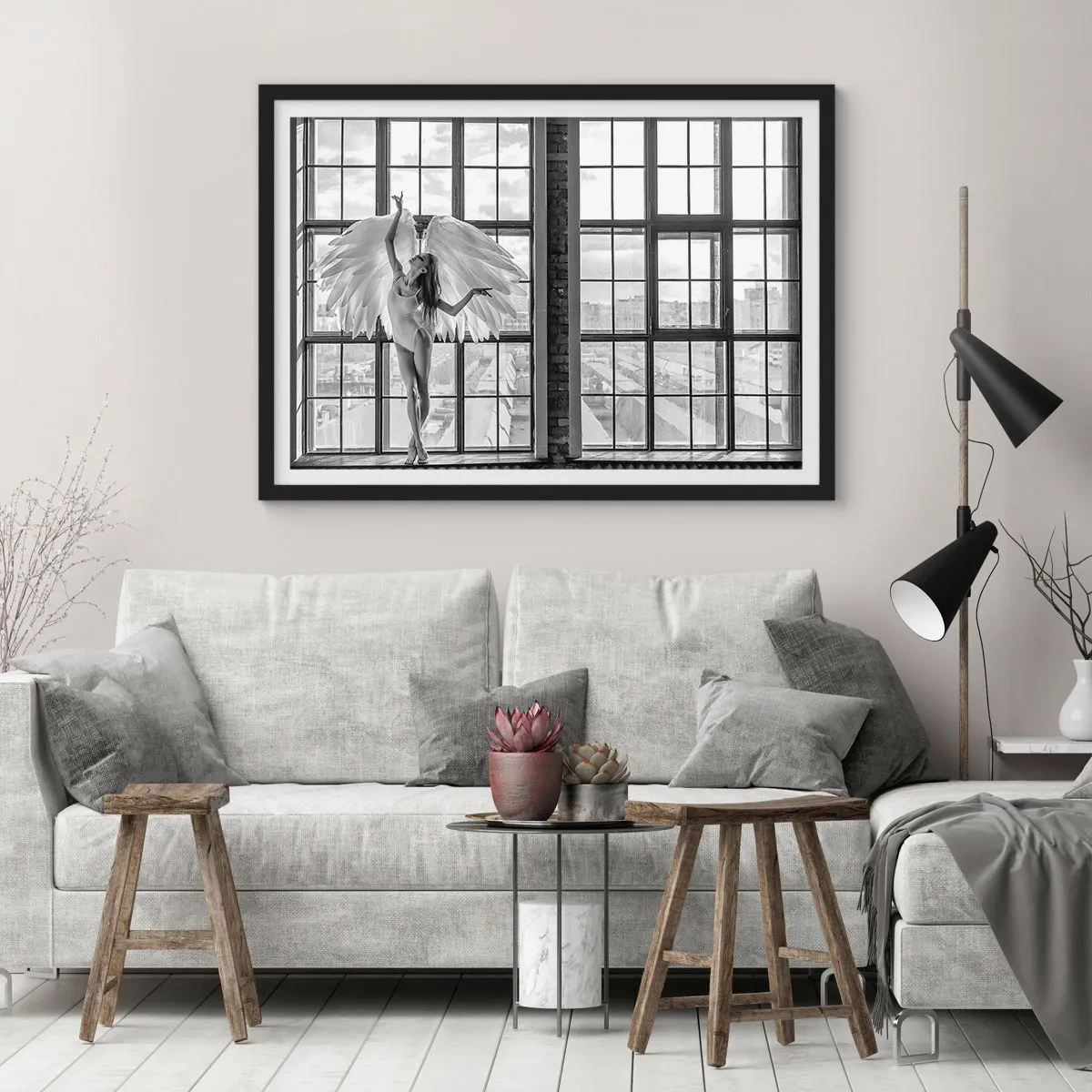 Poster in einem schwarzem Rahmen - Eine Frau mit Engelsflügeln vor dem Hintergrund eines Dachbodenfensters - 70x50cm - Stadt der Engel? - Moderne Wanddekoration für Wohnzimmer und Schlafzimmer ARTTOR