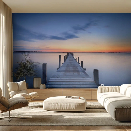 Fototapete Premium Sand - Eine Holzbrücke, die zu einem ruhigen See führt - 100x70cm - Die Ruhe einer heiteren Dämmerung - Moderne Wanddekoration für Wohnzimmer und Schlafzimmer ARTTOR