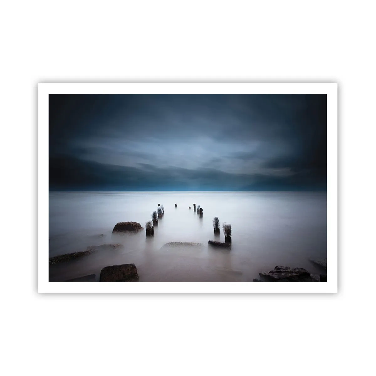 Poster - Der alte Pier vor der Kulisse eines ruhigen Meeres - 100x70cm - Nachdenklicher See - Moderne Wanddekoration für Wohnzimmer und Schlafzimmer ARTTOR