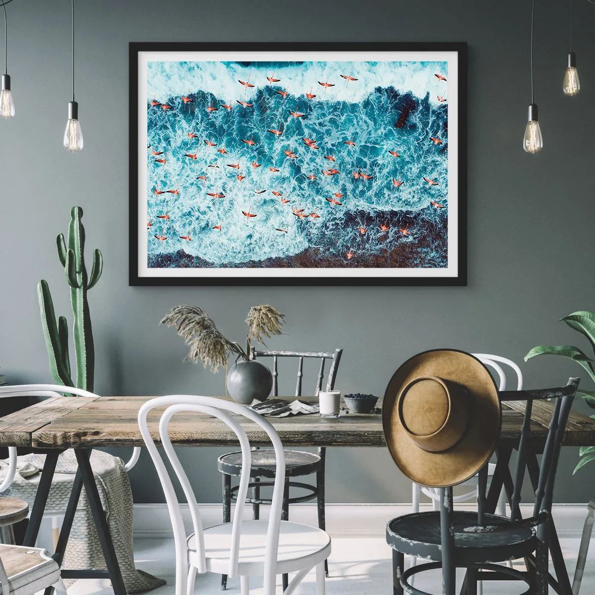 Poster in einem schwarzem Rahmen - Eine Vogelperspektive auf rosa Flamingos über einem blauen Ozean - 100x70cm - Die Küstenparade - Moderne Wanddekoration für Wohnzimmer und Schlafzimmer ARTTOR