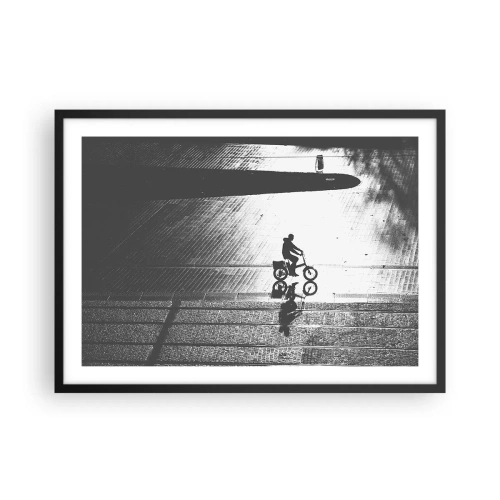 Poster in einem schwarzem Rahmen - Schwarz-weiße Silhouette eines Radfahrers auf einer nassen Straße - 70x50cm - Vor sich hin durch die Stadt - Moderne Wanddekoration für Wohnzimmer und Schlafzimmer ARTTOR