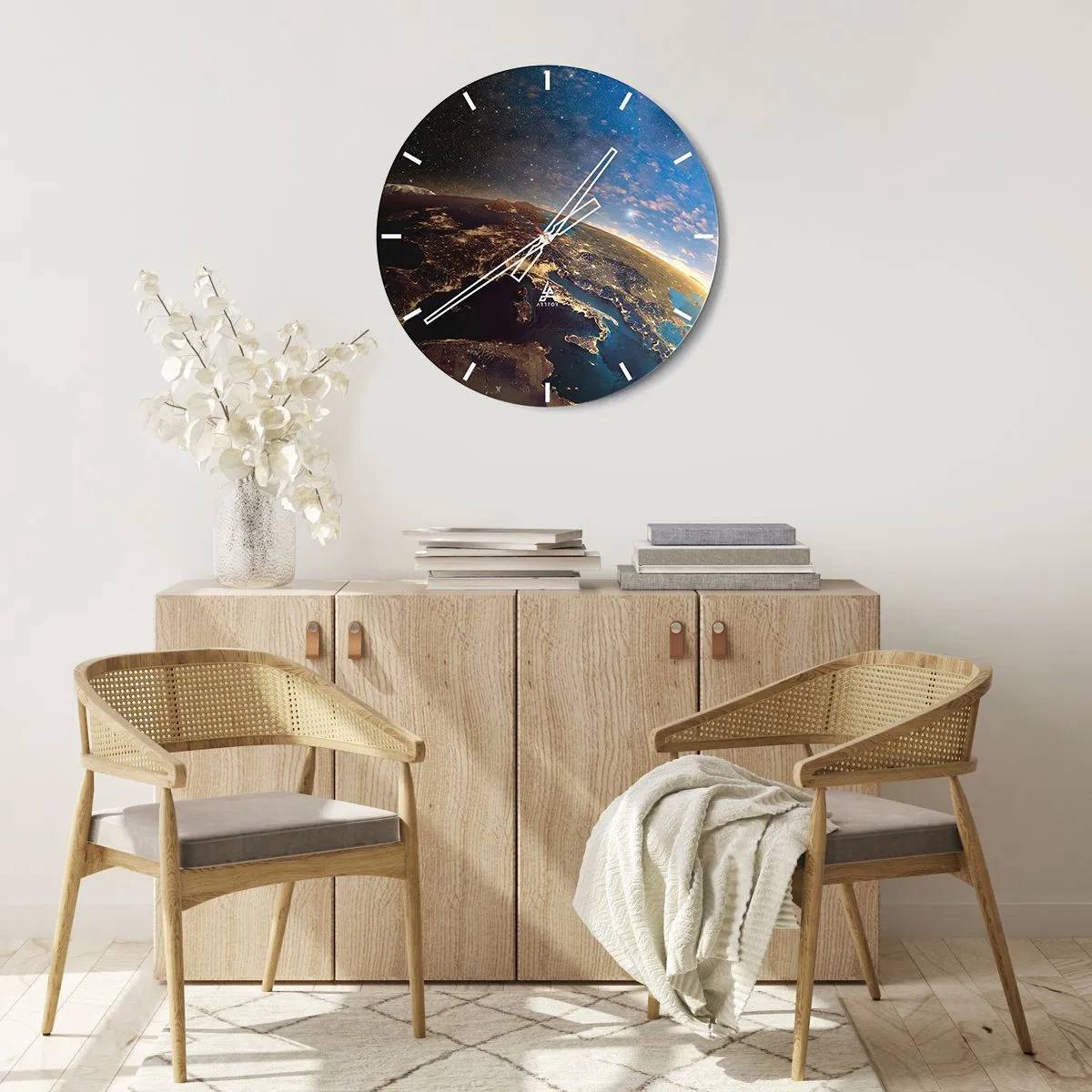 Wanduhr - Glasuhr - Blick auf die Erde aus dem Weltraum mit beleuchteten Kontinenten - 30x30cm - Schauen wir uns aus der Ferne an - Moderne Wanddekoration für Wohnzimmer, Küche und Schlafzimmer ARTTOR