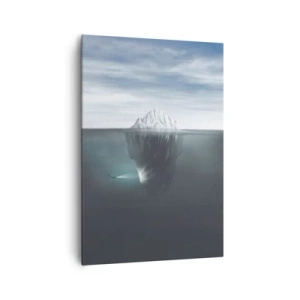 Bild auf Leinwand - Leinwandbild - Ein Eisberg im Wasser mit einem Taucher und einem Suchscheinwerfer unter der Oberfläche. - 70x100cm - Unterwassergeheimnis - Moderne Wanddekoration für Wohnzimmer und Schlafzimmer ARTTOR