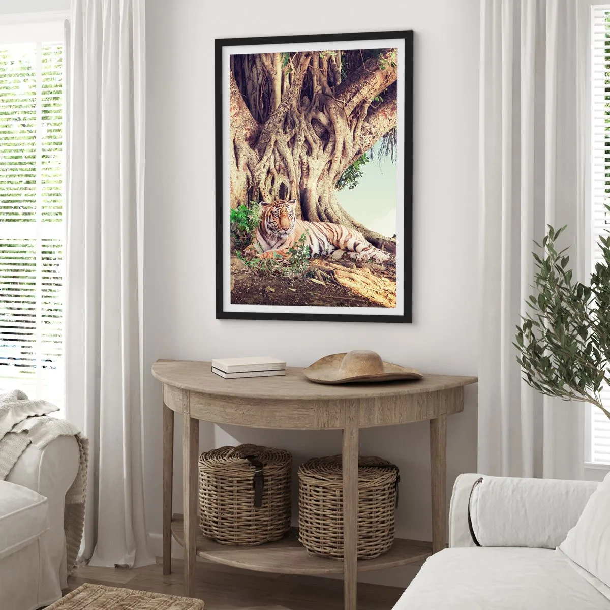 Poster in einem schwarzem Rahmen - Ein Tiger ruht unter einem riesigen Baum mit verschlungenen Wurzeln. - 50x70cm - Blick aus dem Buch Genesis - Moderne Wanddekoration für Wohnzimmer und Schlafzimmer ARTTOR